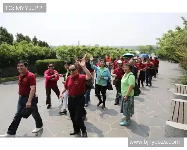 今年退役足球明星齐聚一堂合影留念展现辉煌岁月与友谊的珍贵瞬间 今年退役足球明星齐聚一堂合影留念展现辉煌岁月与友谊的珍贵瞬间