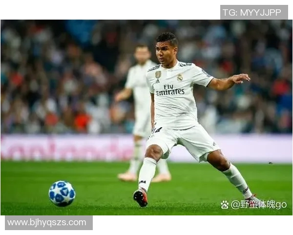 足球场上的魔法师揭秘那些拥有魔术般技巧的足球明星们